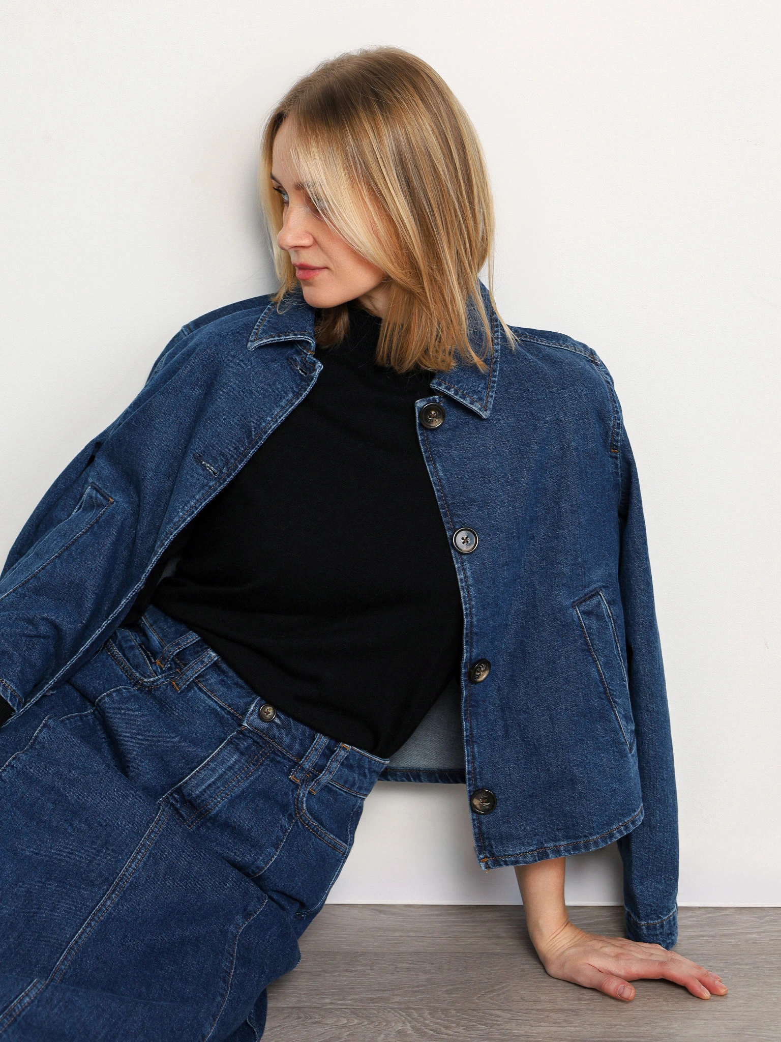 Куртка джинсовая укороченная темно-синего цвета